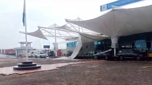 印度拉杰科特机场航站楼顶棚因暴雨损毁