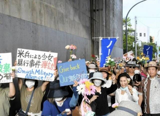 △28日，冲绳民众在驻日美军嘉手纳基地门前抗议。