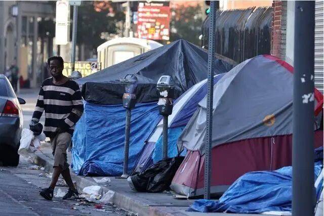在洛杉矶的无家可归者帐篷（新华社）