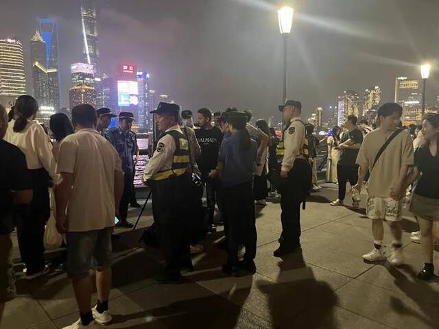 上海外滩观景位被“约拍”抢占，还赶走其他游客？官方回应！