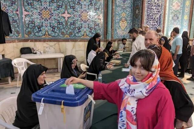 伊朗选民在德黑兰市中心投票站投票（半岛电视台）