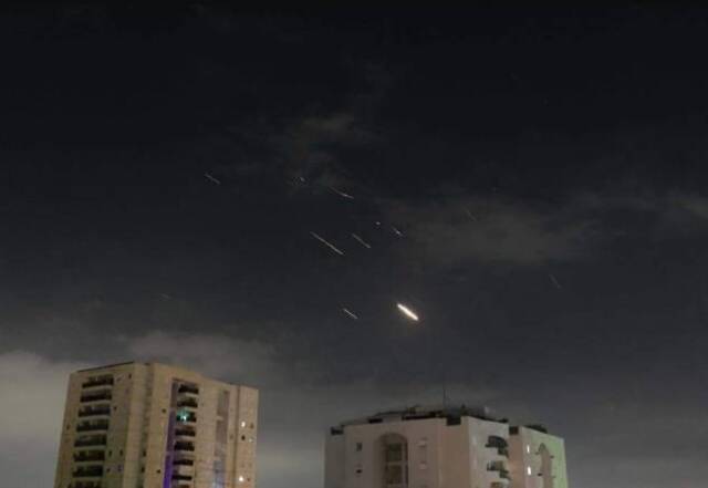 4月14日凌晨，以色列特拉维夫上空，以色列防空系统启动拦截伊朗发动的导弹袭击。（新华社）