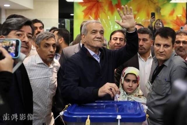 当地时间2024年6月28日，伊朗德黑兰，伊朗举行新一届总统选举，候选人、伊朗前卫生部长佩泽什基安进行投票。（澎湃影像）