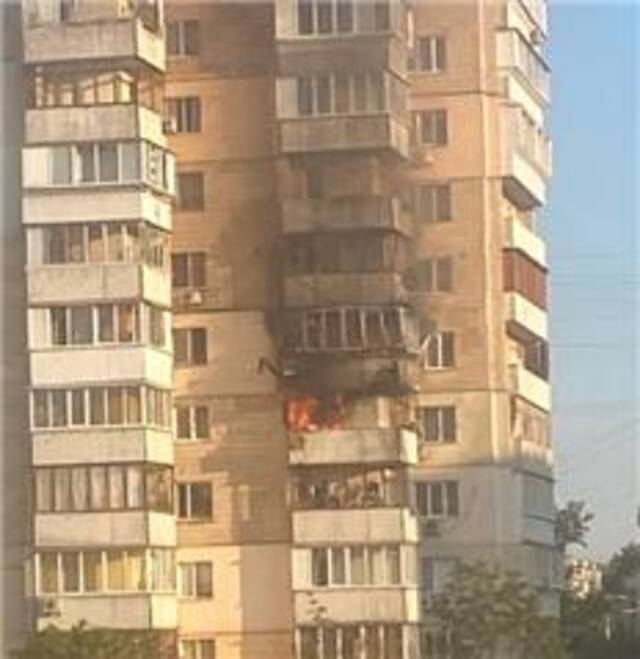 乌克兰基辅遭俄军导弹袭击 一高层建筑受损