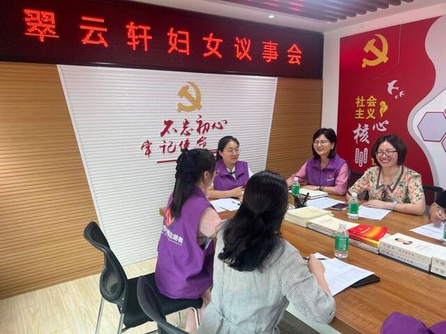 图为翠云轩妇女议事会召开日常会议