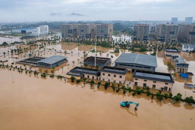 7月1日，在湖南平江县城区拍摄的被淹现场。新华社记者陈思汗摄