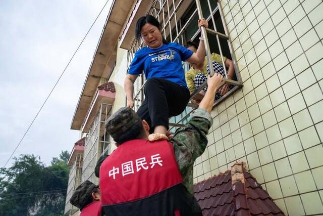 7月1日，在平江县天岳街道大西村，民兵在转移群众。新华社记者陈思汗摄