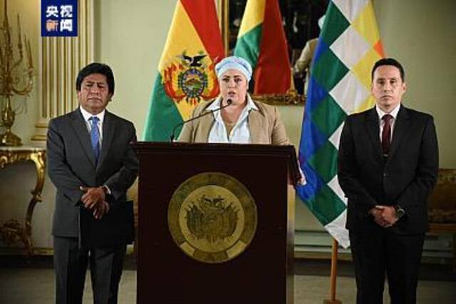 △玻利维亚总统府部长、代外长玛丽亚·内拉·普拉达宣布召见了阿根廷驻玻大使。