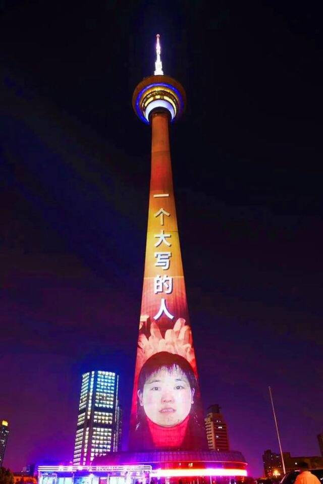 ▲&nbsp2024年6月28日晚，天津，天塔点亮灯光纪念胡友平。（视觉中国/图）