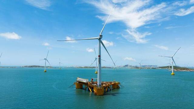 水下养鱼 水上发电全球首座风渔融合浮式平台“国能共享号”投产发电