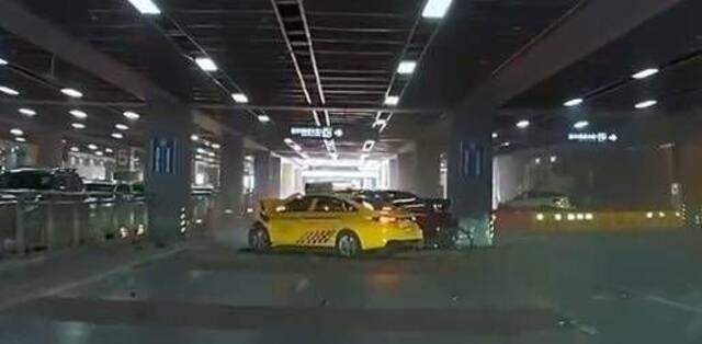 重庆火车北站一出租车失控追尾轿车 目击者：包括驾驶员在内多人受伤