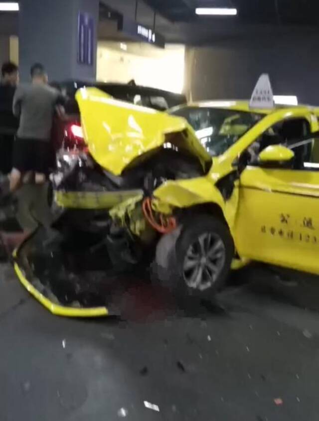 重庆火车北站一出租车失控追尾轿车 目击者：包括驾驶员在内多人受伤