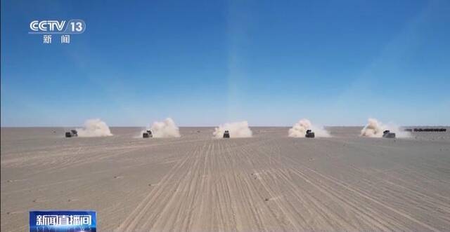 千里机动至西北大漠 炮兵分队开展实弹射击演练
