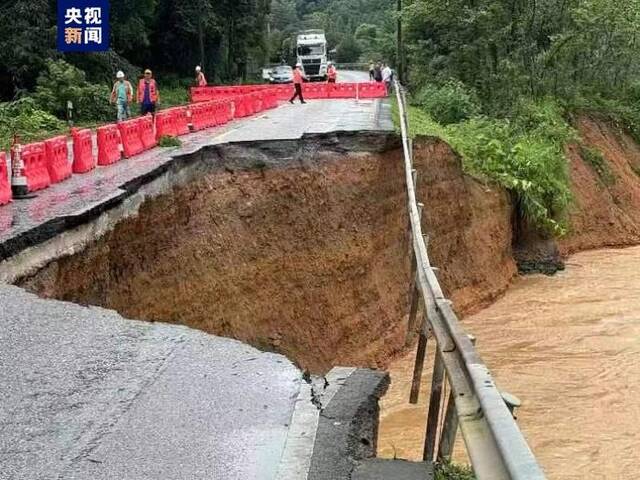 受暴雨影响 广西三江、融水部分路段出现山体滑坡 路基坍塌