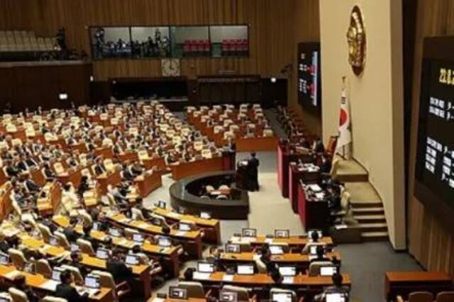 2日，韩国第22届国会召开全体会议图源：韩媒报道配图