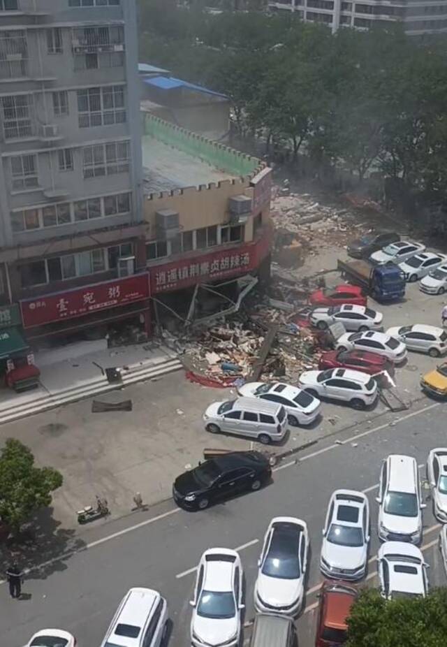 河南南阳一胡辣汤店疑突发爆炸，多部门到场处置 店方：有人受伤