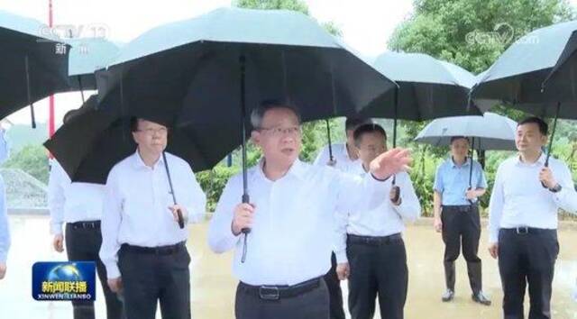 防汛关键阶段，总理冒雨赴一线