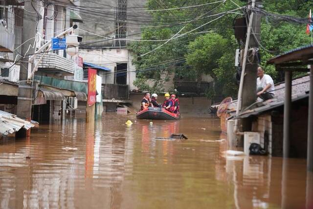 2024年7月2日，湖南岳阳，平江县遭遇洪水侵袭，救援人员全力抗洪抢险。视觉中国图