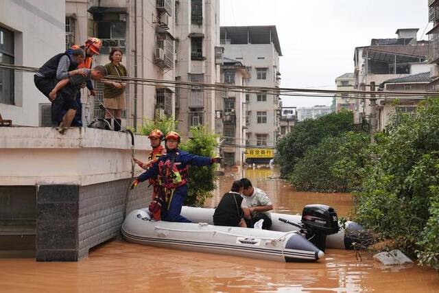 2024年7月2日，湖南平江县，救援人员救助被困民众。中新社记者杨华峰/视觉中国图