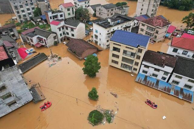 2024年7月2日，湖南平江县，救援人员在城区搜救被困民众。视觉中国图