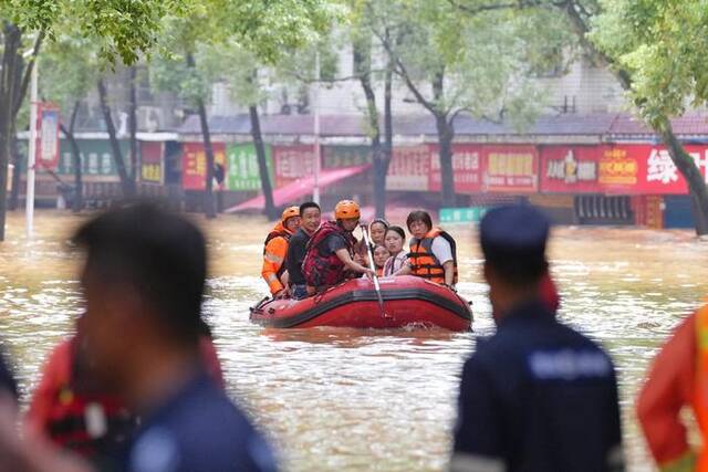 2024年7月2日，湖南平江县，救援人员用冲锋舟运送被困民众。中新社记者杨华峰/视觉中国图