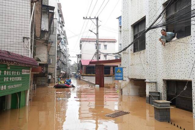 南方强降雨｜平江内涝：被洪水围困高处，救援队来了