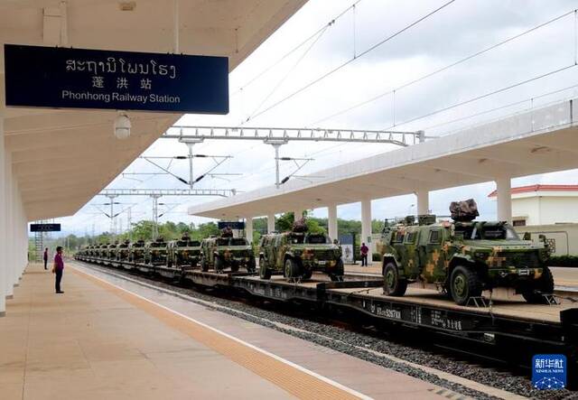 7月1日，在老挝蓬洪火车站，参演装备抵达集结地域。新华社发（孟垂云摄）