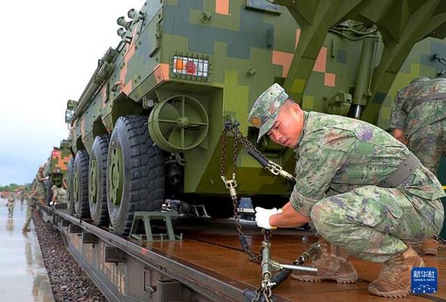 7月2日，在老挝蓬洪火车站，参演官兵进行装备卸载。新华社发（易定摄）