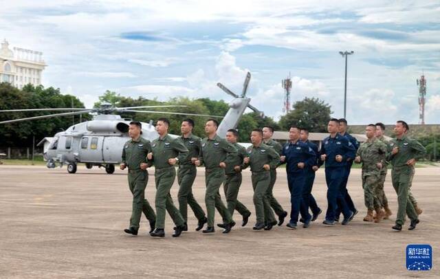 6月30日，在老挝万象瓦岱国际机场，空中参演分队抵达集结地域。新华社发（孟垂云摄）