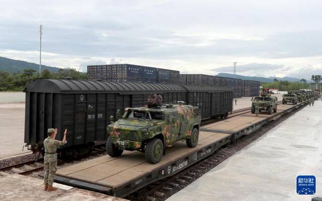 7月1日，在老挝蓬洪火车站，参演官兵组织装备卸载。新华社发（易定摄）