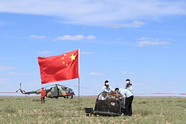 6月25日14时7分，嫦娥六号返回器携带来自月背的月球样品安全着陆在内蒙古四子王旗预定区域。