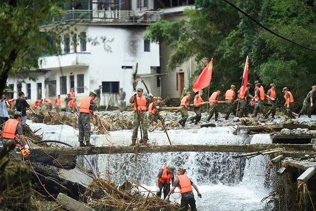 继续奋战，火箭军某部帮助群众快速疏浚河道