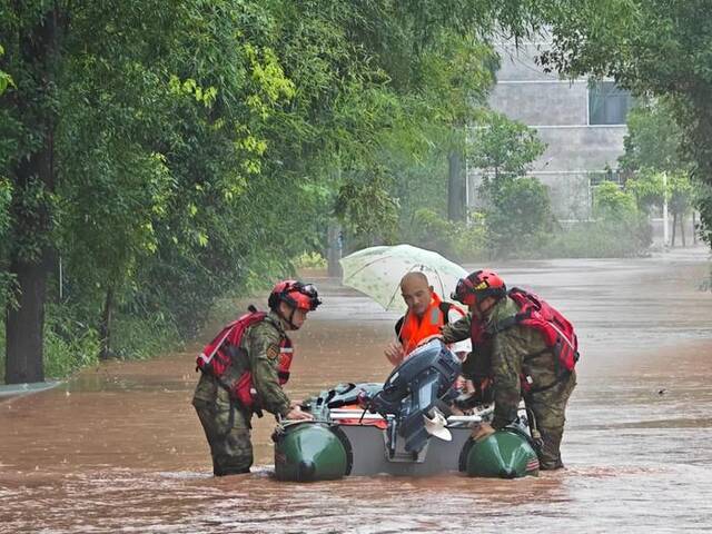 湖南、贵州遭遇持续强降雨，子弟兵闻“汛”而动