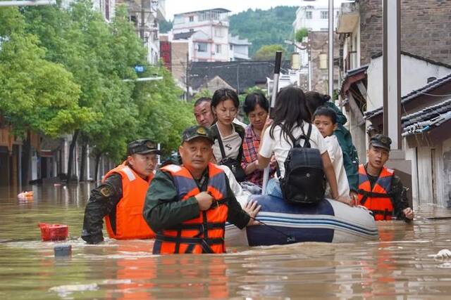 湖南、贵州遭遇持续强降雨，子弟兵闻“汛”而动