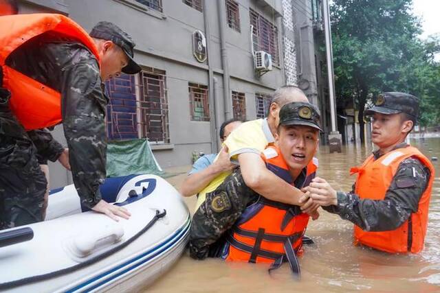 湖南、贵州遭遇持续强降雨，子弟兵闻“汛”而动