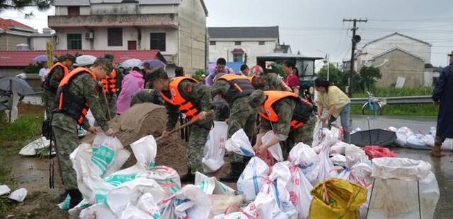 湖南、贵州遭遇持续强降雨，子弟兵闻“汛”而动