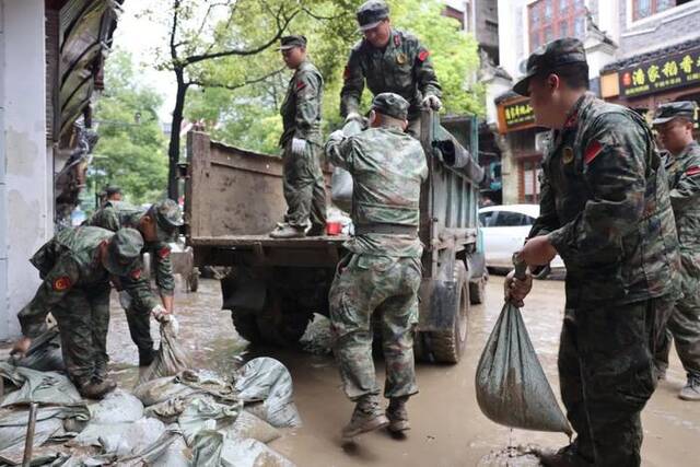 湖南、贵州遭遇持续强降雨，子弟兵闻“汛”而动