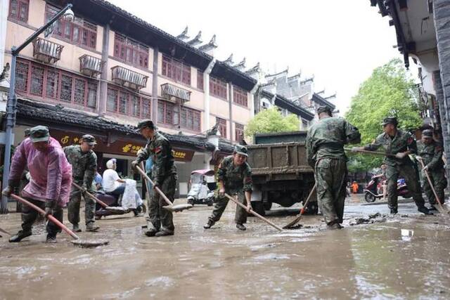 湖南、贵州遭遇持续强降雨，子弟兵闻“汛”而动