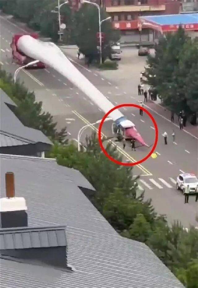 黑龙江一面包车被风机叶片刺穿，知情人：车上载有7人，有人员伤亡