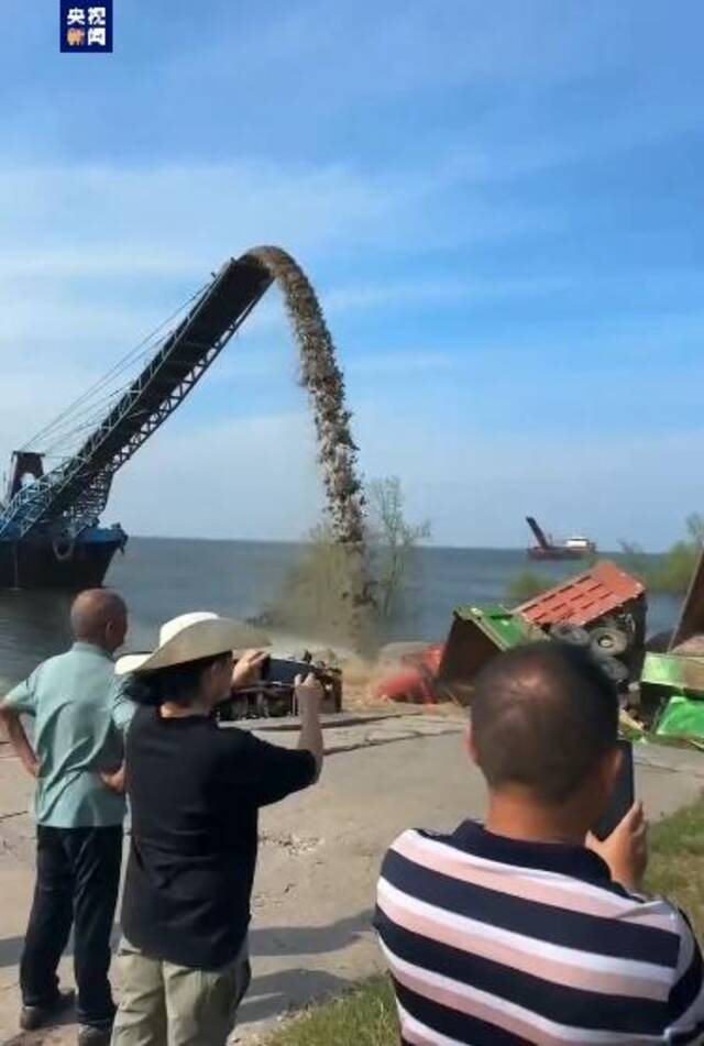 洞庭湖发生决堤险情 首批武警抵达现场