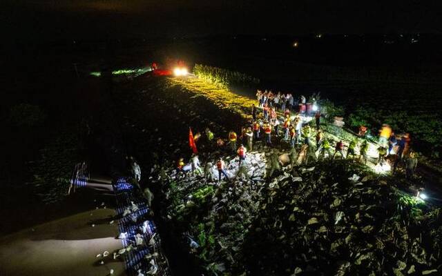 7月5日，抢险人员在湖南省岳阳市华容县团洲垸抢险救援（无人机照片）。新华社记者陈思汗摄