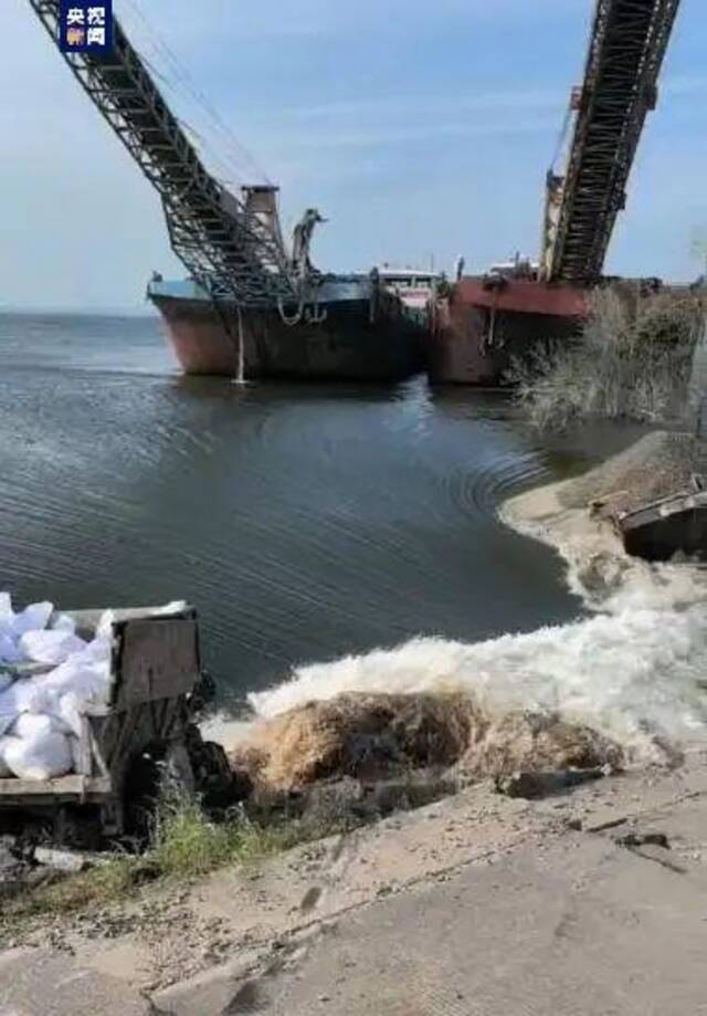 洞庭湖一线堤防决堤，一个多小时决堤口宽从十米扩大至近百米，卡车开进决口处封堵