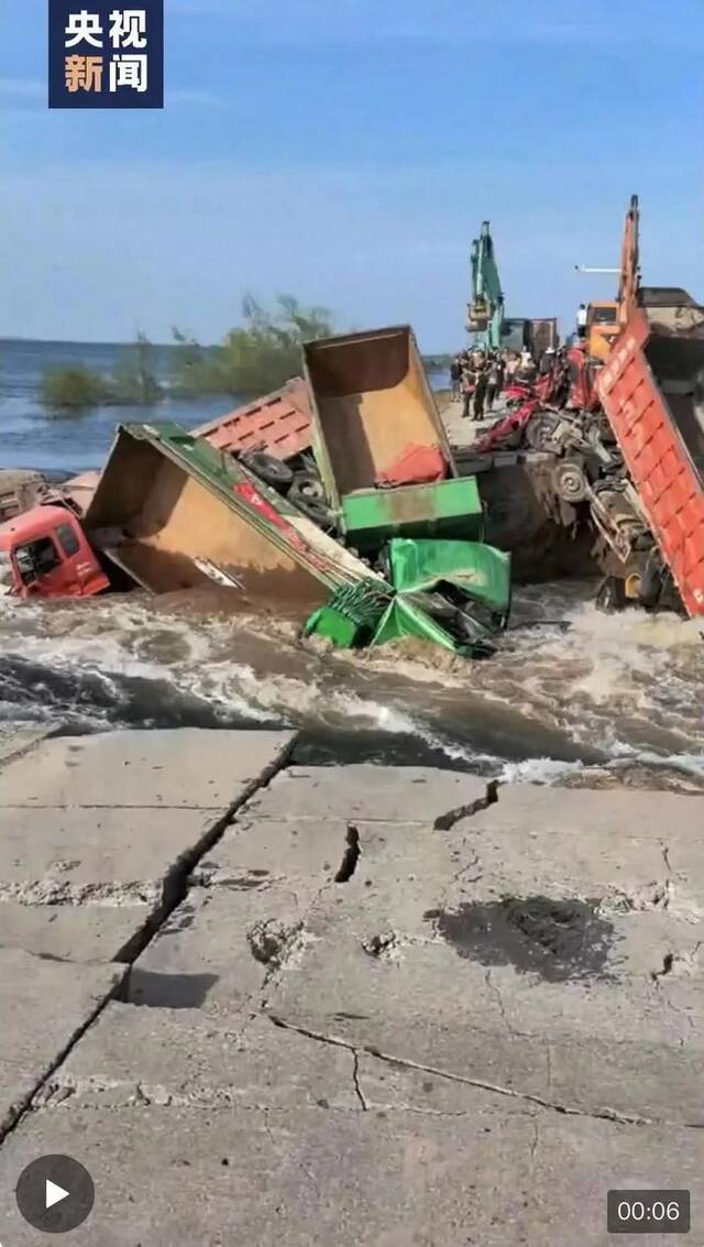 洞庭湖一线堤防决堤，一个多小时决堤口宽从十米扩大至近百米，卡车开进决口处封堵