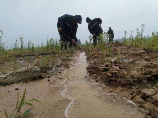 民警参与抢险工作。