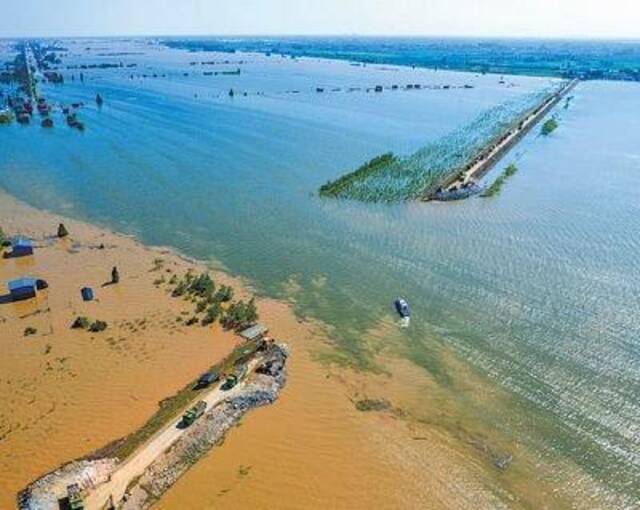 7月6日，在湖南省岳阳市华容县团洲垸洞庭湖一线堤防决堤现场，抢险队伍进行堵口作业。新华社记者陈思汗摄