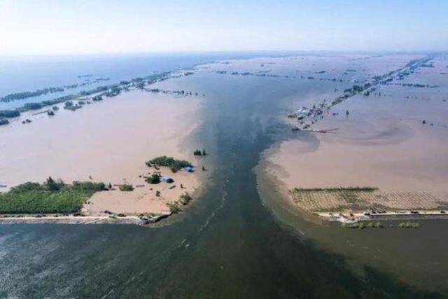 这是7月6日在湖南省岳阳市华容县团洲垸拍摄的洞庭湖大堤决堤现场（无人机照片）。新华社记者陈思汗摄