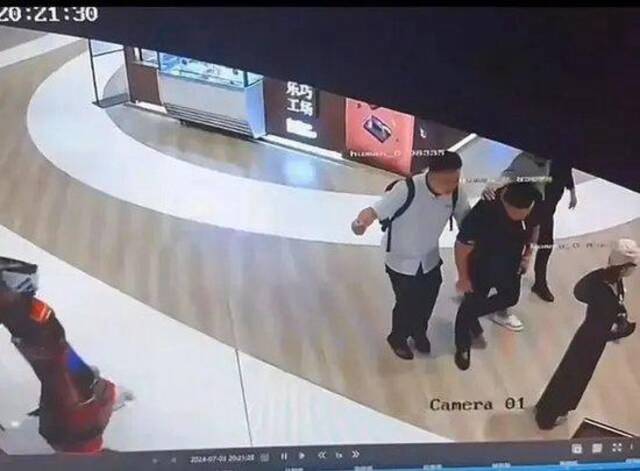 成都一商场男子酒后骚扰殴打女子 警方通报：行政拘留！