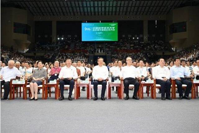 7月6日下午，中国科学技术大学校友值年返校纪念大会暨人才安徽行——中国科大校友专场活动在中国科大隆重举行。省委书记梁言顺、省长王清宪等省领导出席活动。安徽日报图