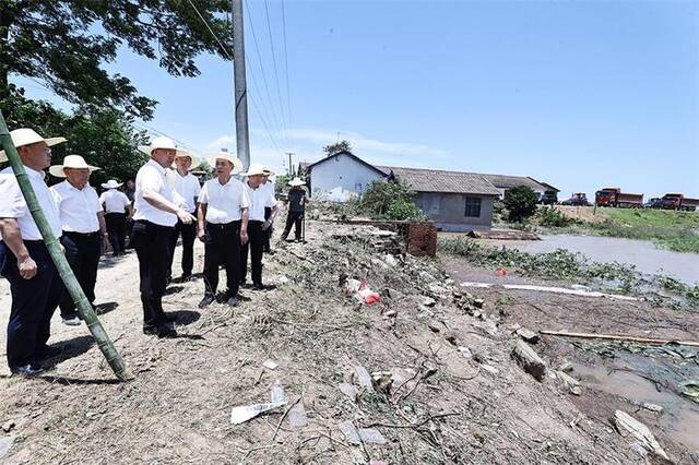 7月6日，湖南省委副书记、省长毛伟明继续在华容县团洲垸洞庭湖一线堤防决口现场，指挥抢险救援工作。刘尚文图