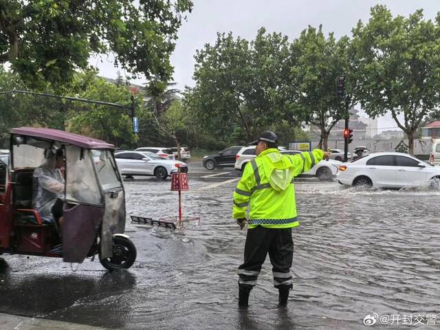 交警正在指挥交通。来源：开封交警